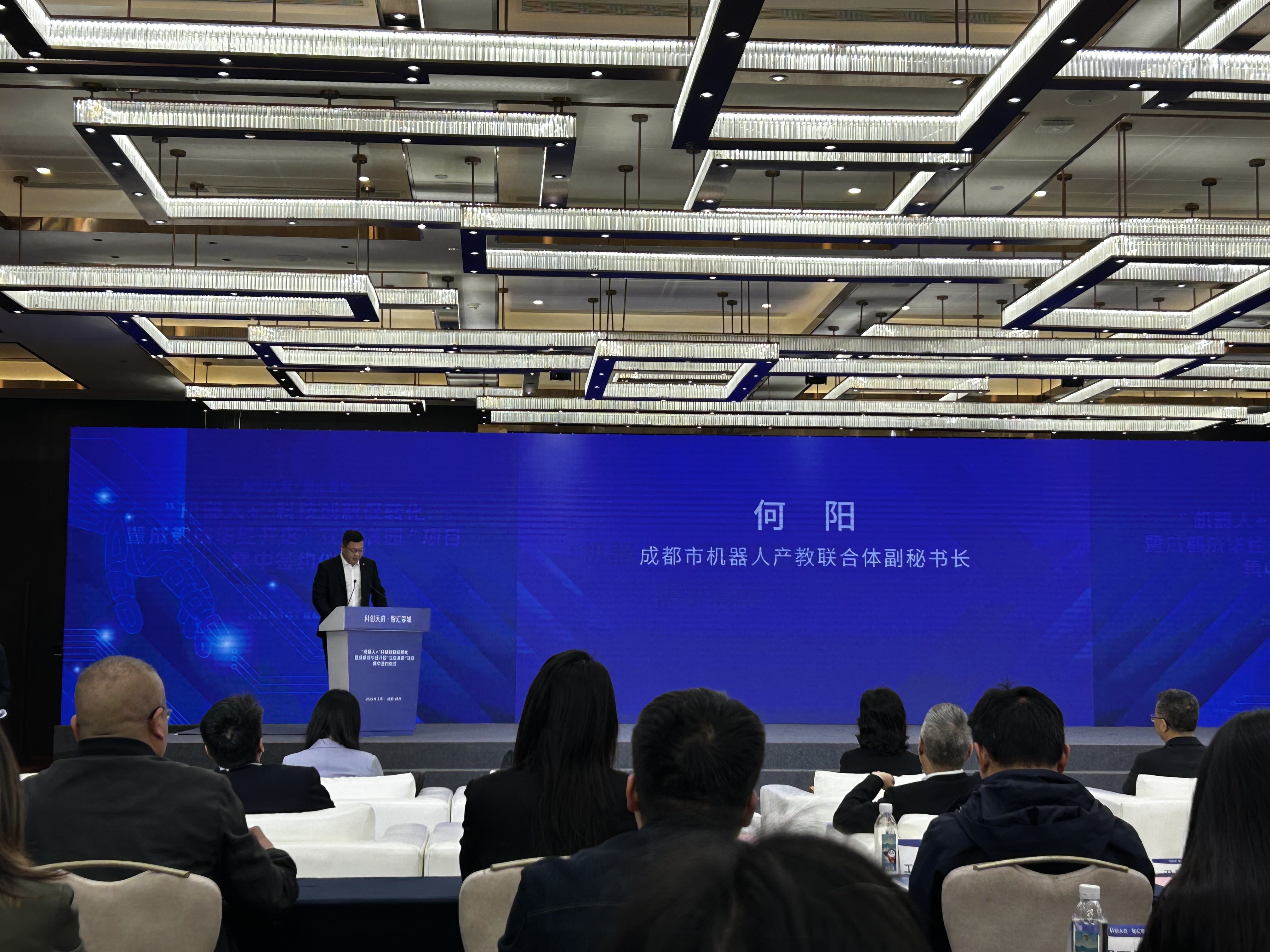 包含成都蓉城回应：高度重视正与徐正源沟通的词条