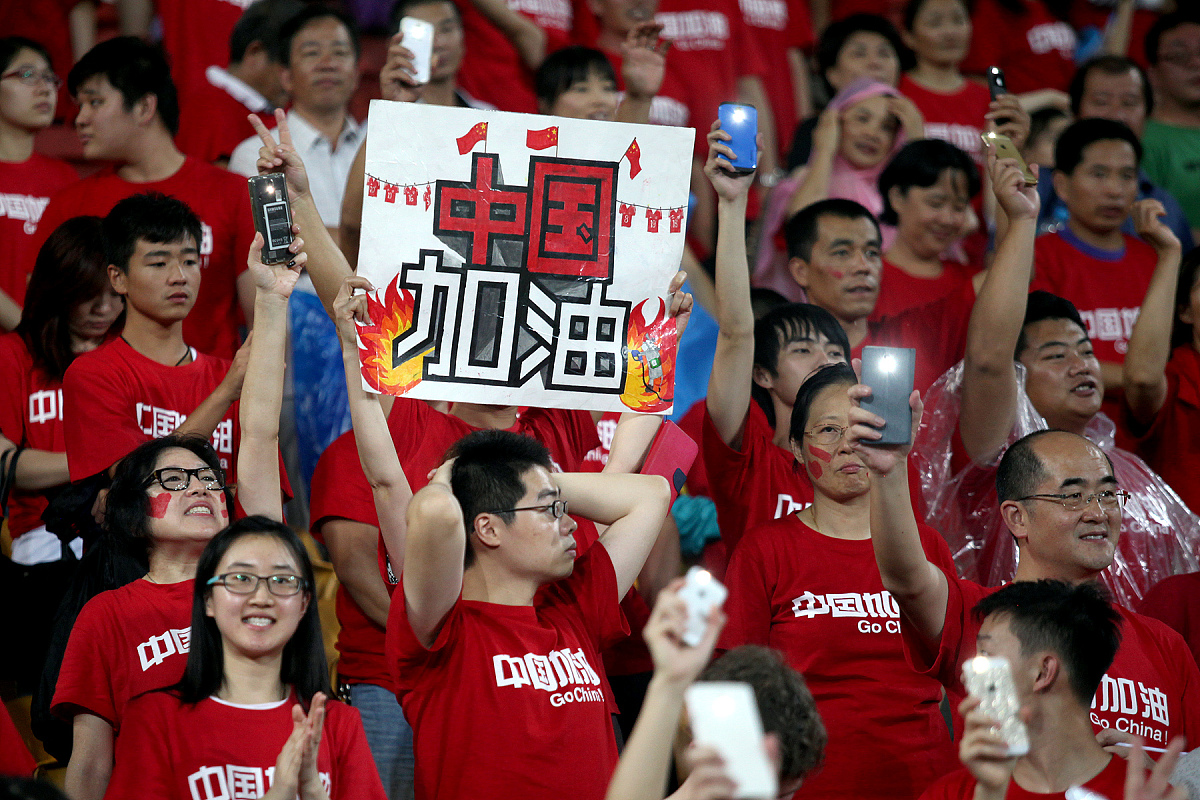 全力以赴向前冲，中国女足选手豪取胜利